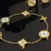 Nuevo Collar de Acero de Titanio con Concha Blanca de Trébol de Cuatro Hojas Más Vendido para Mujeres Estilo Ins Moda Versátil Nicho Joyería de Mano Dorada de 18K Que No Se Desvanece
