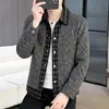 Chaqueta de Falso Dos Piezas para Hombre de Primavera y Otoño con Solapa, Patrón Jacquard de Olas, Cuello a Cuadros y Dobladillo de Retazos, Top Casual y Versátil