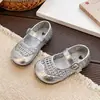 Sandalias para Niñas 2026 Verano Nuevo Estilo Zapatos Cerrados Transpirables Huecos para Niños Zuecos de Playa para Niñas Zapatos de Bebé