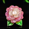 Broche de Camelia de Doble Pétalo de Alta Gama con Color Esmaltado y Diseño Floral Tridimensional, Pin de Perla de Agua Dulce, Adecuado para el Viaje Diario y como Regalo de Vacaciones