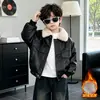 2529 Jaqueta de Couro Masculina Outono Inverno 2026 Novo Estilo Bebê Inverno Espessada com Veludo Roupas de Algodão Jaqueta de Couro Infantil