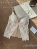 Nova coleção outono e inverno: camisola simples com bojo fixo, apresentando renda delicada e um design de borboleta nas costas, uma peça versátil de roupa íntima de comprimento médio para mulheres