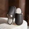 Chinelos de algodão impermeáveis de PU para mulheres, novo outono e inverno de 2026, chinelos de algodão quentes, silenciosos e antiderrapantes para casa para homens