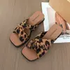 Sandalias de Vestir de Lunares Estilo Nuevo para Mujer, Ligeras y Adecuadas para Figuras Pequeñas, Sandalias Deslizantes a Juego para Playa de Verano 2026 Tendencia