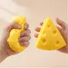 Paquete de 1 Juguete de Queso Triángulo Lindo Squishy, Bola Fidget para Apretar y Liberar Estrés para Niños Adultos
