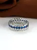 Anillo vintage de esmeralda con borde ondulado, adecuado para el uso diario, con diamantes verdes y blancos alternados alrededor del anillo