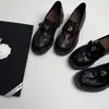 Populares zapatos de mujer con suela gruesa, novedad otoño 2026, retro británico casual versátiles, cómodos zapatos de cuero para mujer con suela blanda