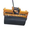 A compactação com rolo compacta a camada de solo, densifica a fundação, reforça o aterro e solidifica o solo com um rolo compactador.