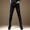 Calça Jeans Stretch Estampada de Marca Tendência para Homens Outono e Inverno 2024 Novo Estilo Coreano Casual de Luxo Leve Slim Fit