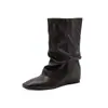 Botas de Tobillo de Piel de Vaca con Tacón de Cuña de 5 cm y Punta Cuadrada, Nuevas para Otoño/Invierno 2026, Moda Oculta para Aumentar la Altura, Botas de Mujer con Pliegues de Moda, Negro Marrón