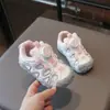 Zapatos para niñas estilo 2026 con cierre de hebilla, diseño de punta cerrada, transpirables, suela suave, adecuados para otoño, deportes y uso en la playa, versátiles