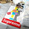 Alfombra de marca de moda Kaws personalizada creativa sala de estar dormitorio mesita de noche manta de noche lindo dibujo animado grande tapete de piso suministro de fabricantes