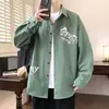 Outono 2026 Estampa de Carta Americana Casual Americana Versátil Camada Base Nova Camisa Masculina Verde Cáqui