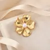 Broche de Flor Retro Europeo de Acero Inoxidable con Incrustaciones de Perla, Diseño de Nicho Transfronterizo de Lujo Ligero, Nuevo Adorno de Pecho con Sentido del Diseño