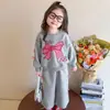 Conjunto de Menina para Comércio Exterior Primavera e Outono 2026 Novo Estiloso Moletom com Laço Infantil Conjunto de Duas Peças Feminino Estilo Coreano Tendência