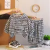 Kids2026 Nuevo Conjunto para Niños Rayas Bolsillo Grande Conjunto de Dos Piezas Ropa de Primavera para Niños Ropa Elegante para Niños