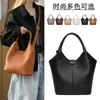 Bolso de hombro para viajes transfronterizos de gran capacidad, bolso tipo cubo con patrón de lichi, bolso para madre e hijo, bolso cruzado moderno y versátil, bolso de mujer hecho a medida