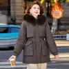2026 Nueva Chaqueta de Algodón para Personas de Mediana Edad y Mayores Moda de Invierno Estilo Pequeño Aroma Madre Engrosada Cálida Ropa de Invierno Chaqueta Corta Versátil de Algodón