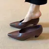 Temporada do Primeiro Encontro: Salto Alto Minimalista Retrô Bico Fino Corte em V, Novo Sapato Raso de Salto Grosso para o Trabalho