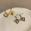 Brincos Geométricos Rombos de Zircônia Estilo Retro Hong Kong para Mulheres, Elegantes e Versáteis, Brincos de Nicho Únicos, Tendência Nova de Alto Padrão