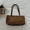 Elegante y moderno bolso tote con bordado de inspiración étnica, un bolso de hombro de alta gama con un ambiente relajado y un bolso de hombro de gran capacidad.