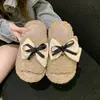 Zapatillas de algodón elegantes y de alta calidad, un nuevo diseño versátil para otoño e invierno 2026, con detalles esponjosos, un lazo y una suela plana, perfectas para usar en exteriores.