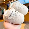 Zapatos para bebé con suelas blandas, antideslizantes, nuevos modelos de primavera y otoño, zapatos para bebé principiante para 1-2 años, zapatos para niño pequeño, zapatos de una sola suela anti-caída