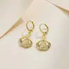 Aretes de Flor de Perla Coreanos para Mujer, Aretes de Lujo Ligero y de Alta Gama, Estilo Nuevo, Moda de Nicho, Aretes Versátiles al por Mayor