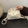 Bolsa pequeña de cordón suave de moda de este año para mujer 2024 primavera todo-combinable ins bolso de hombro bandolera bolso de cubo