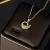 Collar con Colgante de Cisne Chapado en Oro de 18 Quilates sobre Cobre con Circonita para Mujer, Cadena Ligera de Lujo para Clavícula Cadena de Suéter Joyería
