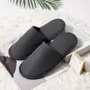 Pantuflas desechables hotel hotel casa de huéspedes hotel antideslizantes no tejidas máquina para fabricantes ultrasónicos al por mayor personalizado