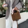 Bolsa de Mão Feminina Novo Estilo, Bolsa de Ombro Design de Nicho Acolchoado Moda Pu, Bolsa Quadrada Pequena Transversal Versátil Exquisita
