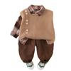 Traje de Menino Novo Estilo Floresta de Outono para Criança Pequena Suéter Colete Retrô Britânico de Cor Pura Conjunto de Três Peças com Manga Longa para Bebê