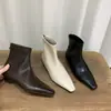 Botas de Cano Curto com Salto Bloco e Bico Quadrado First Encounter Season para Mulheres Outono/Inverno 2026 Botas de Cano Curto Marrons para Usar com Saias Emagrecedoras