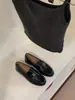 Mocassins femininos sem cadarço com fivela de metal, novos sapatos de couro pequenos estilo britânico outono 2026, salto baixo, sola macia, sapatos pretos simples