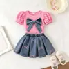 Venta al por mayor de conjuntos de ropa para niños para exportación y ventas transfronterizas: corbata de moño, camiseta de manga abullonada + falda plisada de mezclilla vintage, dulce y a la moda