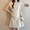 Coleção de verão 2026: moda feminina plus size, elegante vestido de um ombro estilo francês com cintura marcada, efeito emagrecedor e design plissado em linha A