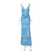 Vestido Novo de Moda Europeu e Americano Mais Vendido, Elegante Azul Estampado Vazado Torcido Decote V Sem Mangas Slim-Fit Alça Fina Longo para Mulheres