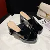 Sandálias Romanas Meia-Pata Slip-On com Salto Grosso, Novo Estilo Verão 2026, Adequadas para Combinar com Vestidos, em um Estilo Maduro de Sandália Francesa de Salto Alto