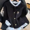 Blusa de Tricô Patchwork com Babados Falsa Duas Peças Cross 2026 Moda Feminina Primavera Doce Redutora de Idade Centena