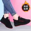 Novos Sapatos de Malha Femininos Estilo Coreano Modernos Versáteis Esportivos de Verão Respiráveis Casuais Antiderrapantes Sapatos Brancos Sapatos para Estudantes e Mães
