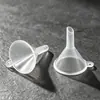 Mini embudo de plástico con una abertura pequeña para dispensar desinfectante de manos, agua cosmética, loción y spray