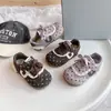 Tênis femininos estilo coreano, nova coleção primavera/outono 2026, sapatos de malha respiráveis para crianças, tênis de treino alemães para bebês, sapatilhas femininas de bolinhas