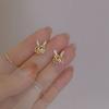 ¡Advertencia de Gao Meng! Aretes de conejo salados y dulces ~ Aretes de conejo hueco de diamante roto japonés compactos para mujer