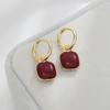 Otoño e Invierno nuevos aretes colgantes rojos de dos piezas estilo retro francés diseño nicho femenino cubo geométrico azúcar arete de hebilla