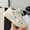 Tênis Esportivos da Moda para Meninas, Nova Coleção Primavera 2026, Versão Coreana Desenho Animado Princesa Sapatos Brancos, Venda por Atacado de Calçados Infantis