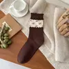 Calcetines de punto de longitud media con estampado floral suave para mujer, otoño e invierno, con un lazo fruncido, en una paleta de colores café, con un estilo universitario retro y un versátil borde de encaje