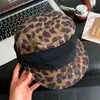 Sombrero plano de moda retro con estampado de leopardo para mujer, nuevo sombrero versátil de verano para proteger del sol tipo ecuestre, boina de moda que hace que la cara se vea más pequeña