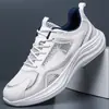 Zapatos de hombre transfronterizos 2026 verano nuevos versátiles modernos ligeros finos zapatos deportivos de malla transpirables para hombre casual zapatillas para correr