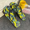 Em estoque chinelos masculinos para uso ao ar livre personalizados chinelos de praia sandálias masculinas personalizadas para estudantes antiderrapantes